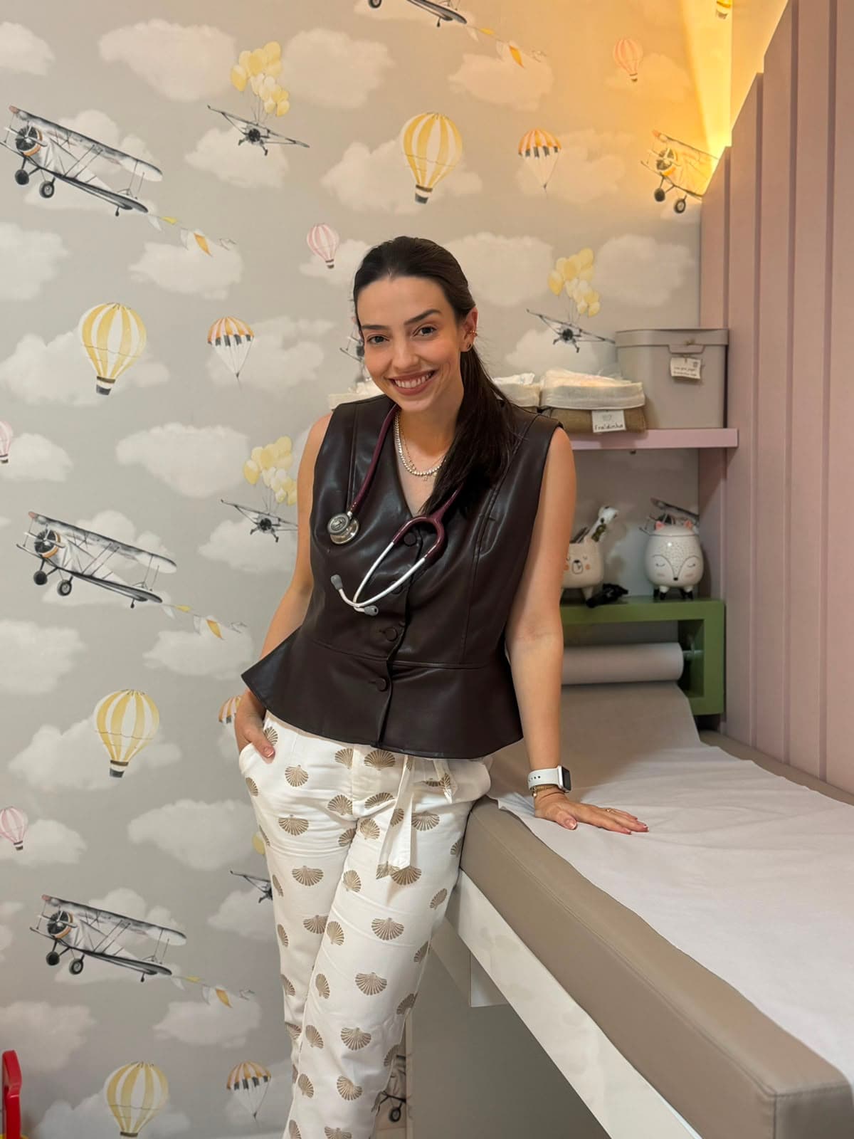 Sala de atendimento do Instituto Pediatree, com decoração temática infantil