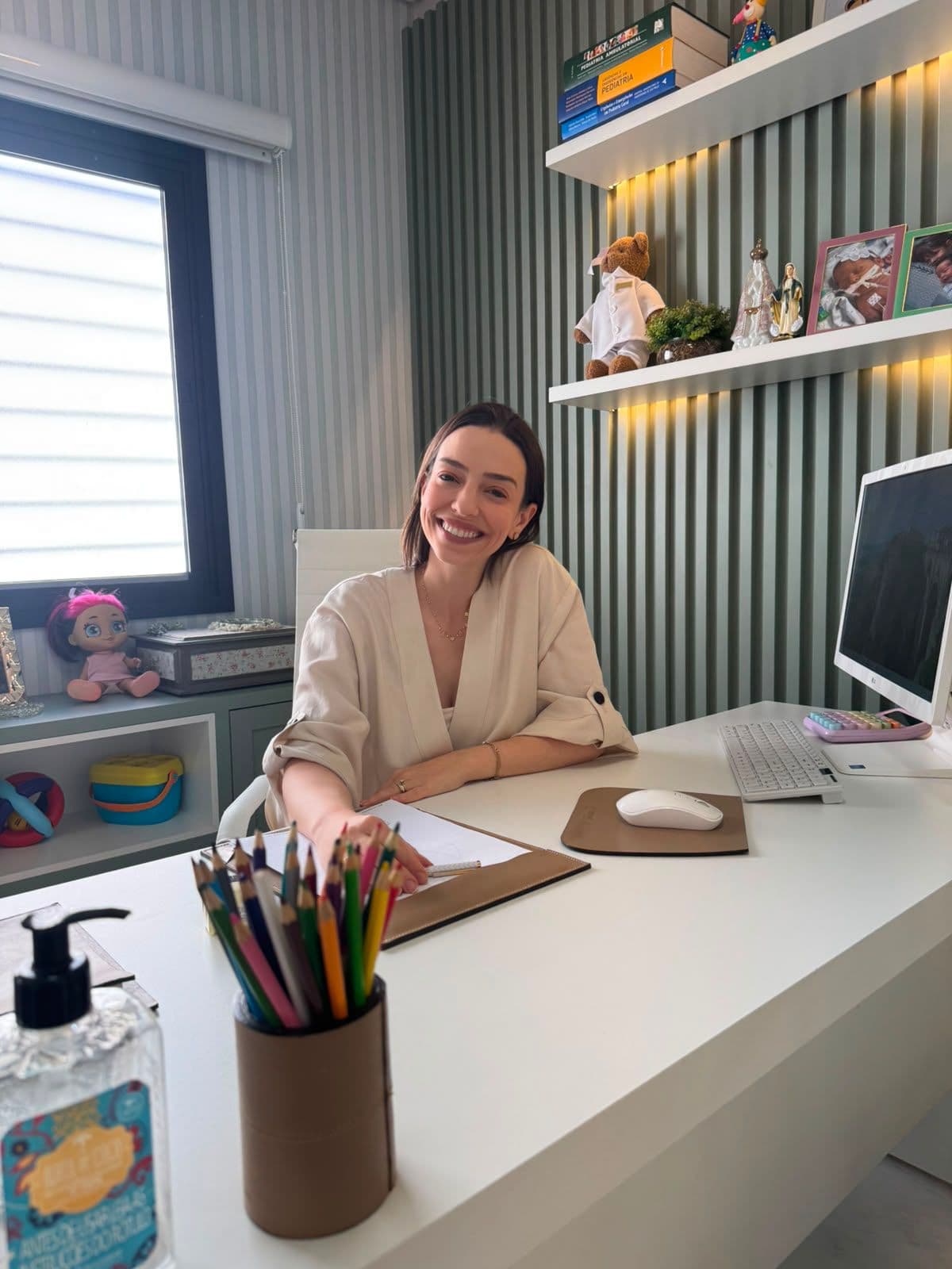 Dra. Isabela Vasconcelos em sua mesa de trabalho no Instituto Pediatree